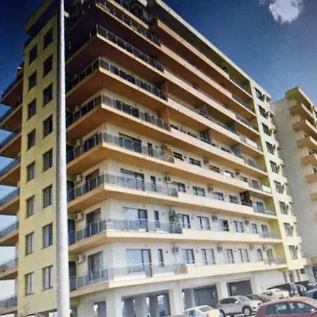 Belle Summerland * Mamaia